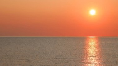 Güneşin günbatımındaki muhteşem yansıması