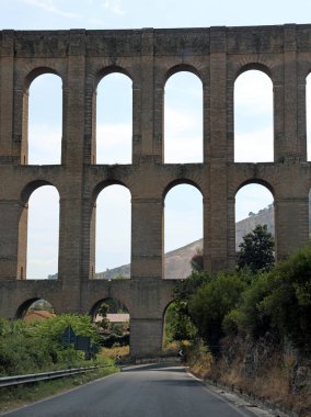 Güney Ital 'da Caserta City yakınlarında Carolino adında antik bir su kemeri.