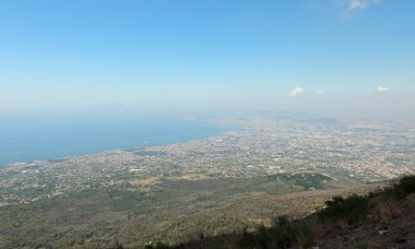 İtalya 'daki Napoli Körfezi ve geri planda kalan kirlilik bulutları