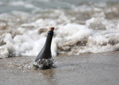 Denizde bir şişe cam.
