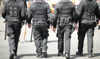 İsyan karşıtı üniformalı dört polis.