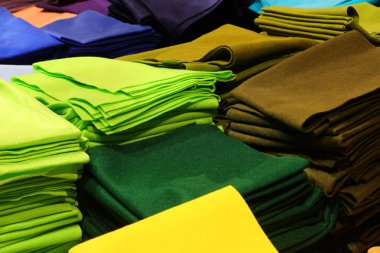 bir sürü kumaş yığını