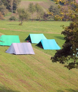 Dağlardaki keşif gezisi sırasında bir sürü çadır kuruldu.