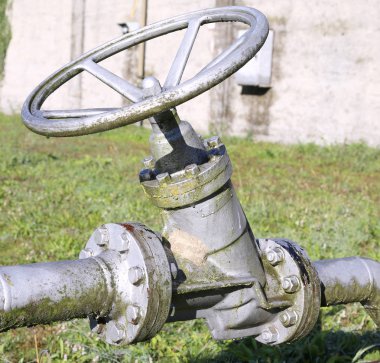 Metan gazını kapatmak için terk edilmiş bir fabrikanın vanası.
