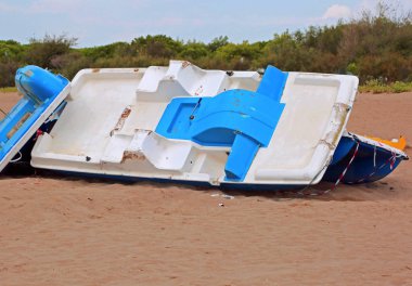 Kumsaldaki tekneleri yok eder.