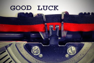 Daktiloyla yazılmış iyi şanslar.