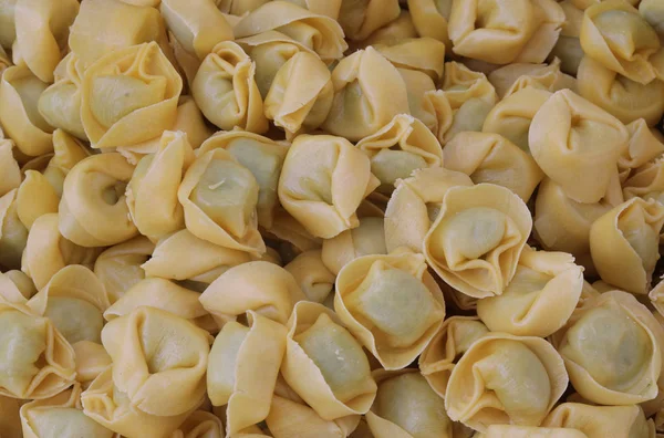 Background of many italian pasta called Tortelli with spinach an — Stock Photo, Image