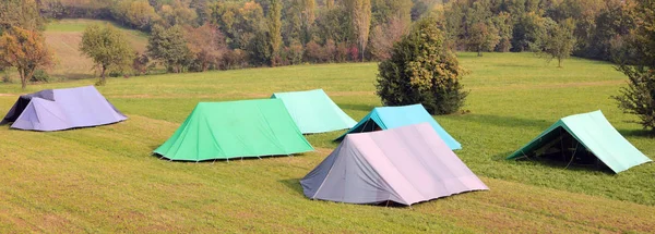 Camping z wieloma dużymi namiotami — Zdjęcie stockowe