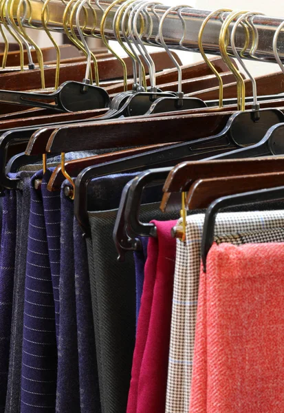 Κρεμαστά ρούχα προς πώληση στο κατάστημα μόδας — Φωτογραφία Αρχείου