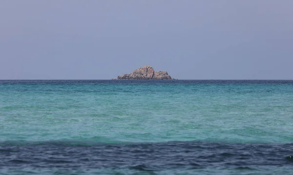Isola isolata sull'acqua dell'oceano — Foto Stock