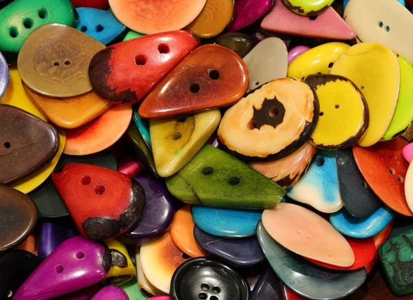 Много кнопок, сделанных с пальмовыми семенами, также называемых овощной слоновой костью — стоковое фото