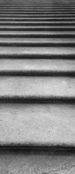 Monta askelmaa hyvin pitkä portaikko — kuvapankkivalokuva