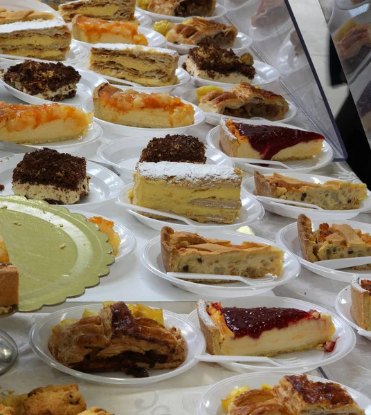 Pastelaria com muitos pedaços de bolo — Fotografia de Stock