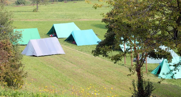 Campo scout con molte tende in montagna — Foto Stock