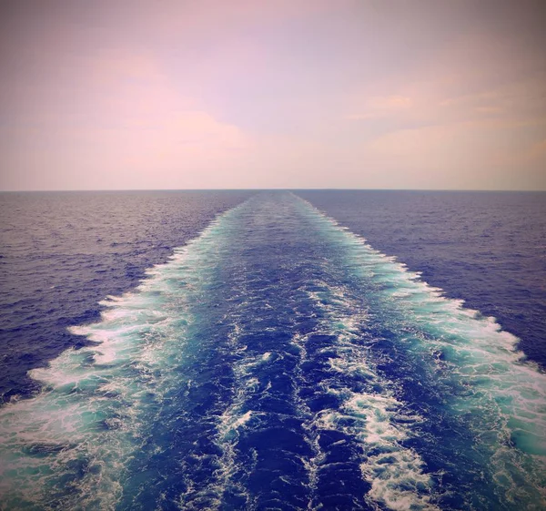 Wakker worden van het cruiseschip op het water van de zee met oud effect — Stockfoto