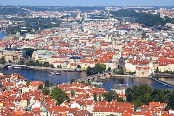 Ampia vista sulla capitale di Praga in Europa centrale con la famosa Charle — Foto Stock