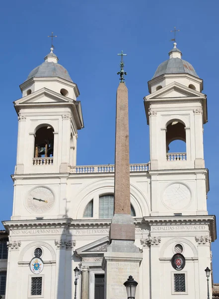 이탈리아 로마에 있는 트리 니타 데이 몬티 교회의 쌍동 이 기둥들 — 스톡 사진