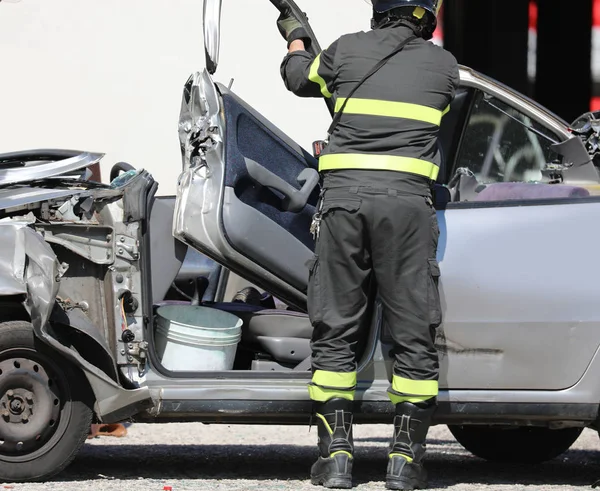 Hasiči otevírají poškozené auto po dopravní nehodě — Stock fotografie