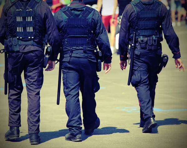 Trois policiers sur la ville — Photo