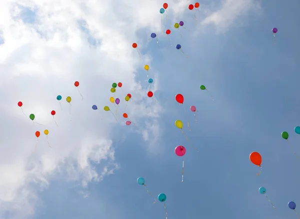 Achtergrond van blauwe lucht met veel ballonnen — Stockfoto