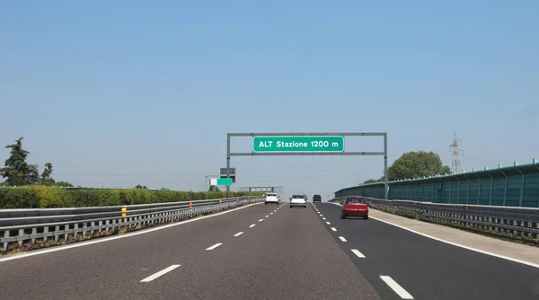 意大利高速公路尽头的意大利国道上的交通标志 — 图库照片