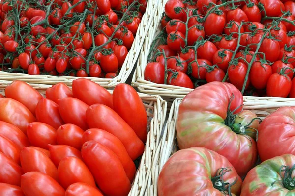 Органічні помідори на продаж — стокове фото