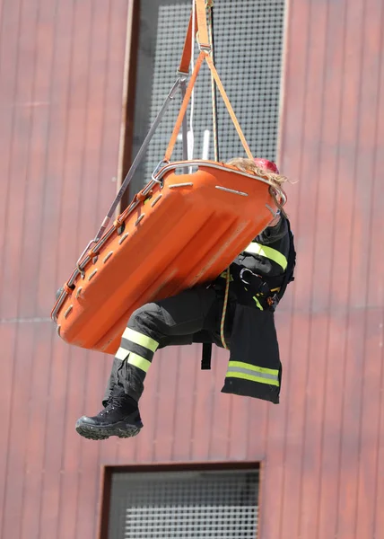 Практика в пожарной части с пожарным — стоковое фото