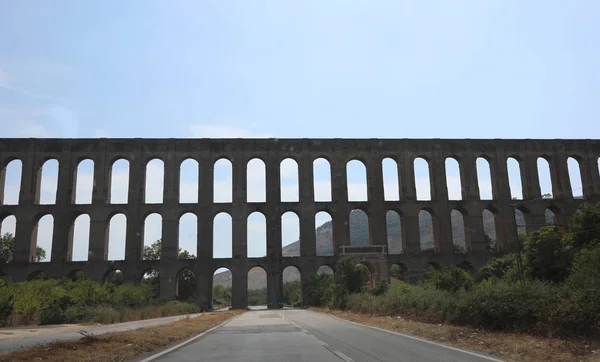 Velmi velké starobylé akvadukt přinést vodu v Monumental Reggia of — Stock fotografie