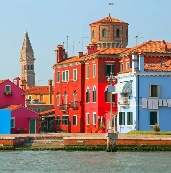Burano perto de Veneza Itália com a torre do sino — Fotografia de Stock