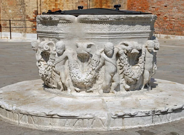 Stone well in a square in Venice Italy — Stock Photo, Image