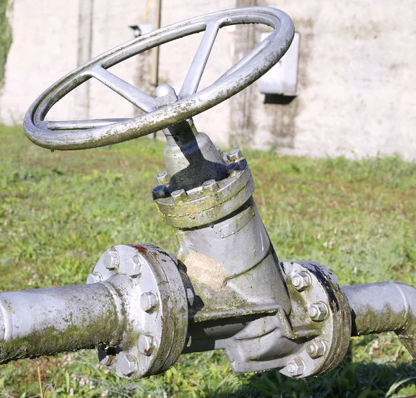 Válvula de una fábrica abandonada para cerrar el gas metano — Foto de Stock