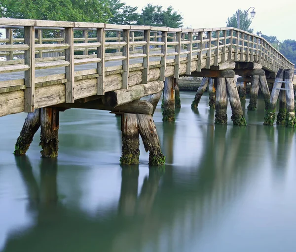 Мост в Бурано рядом с Венецией и эффект длительного воздействия — стоковое фото
