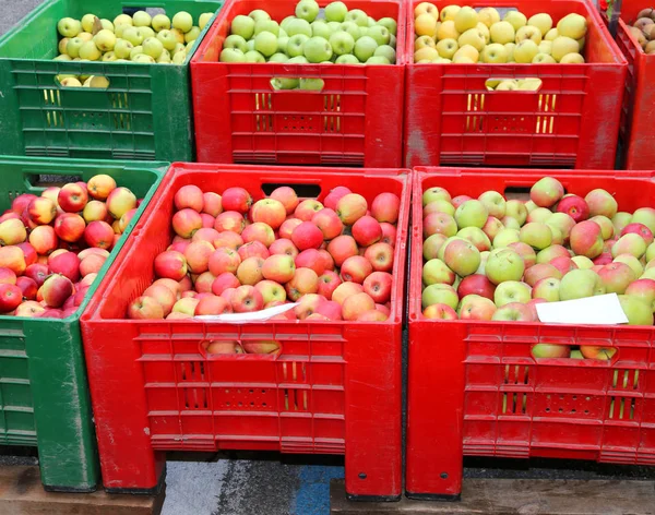 Cajas de manzanas para la venta en el mercado —  Fotos de Stock