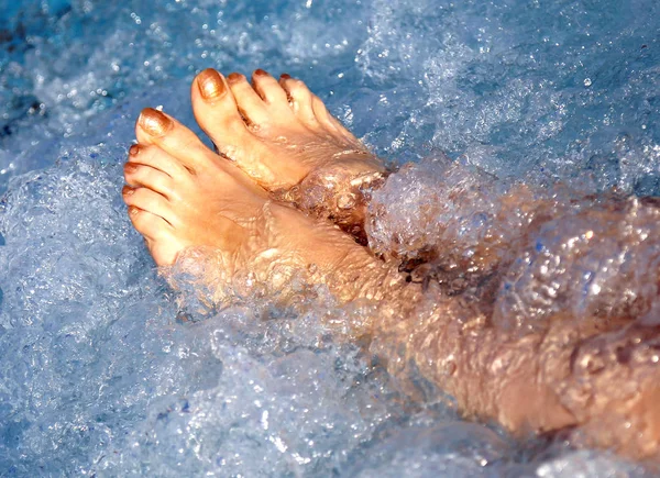 Mujer en piscina de hidromasaje —  Fotos de Stock