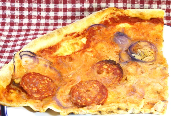 Pizza au pepperoni et thon oignon — Photo