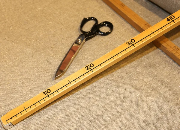 Forbici e il misuratore di legno in sartoria artigianale — Foto Stock