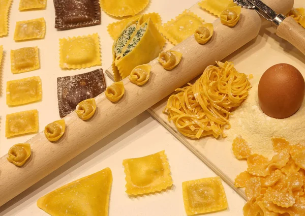 Italian pasta of many sizes — Stock Photo, Image