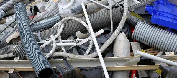 Tubos de plástico y otros materiales reciclables — Foto de Stock