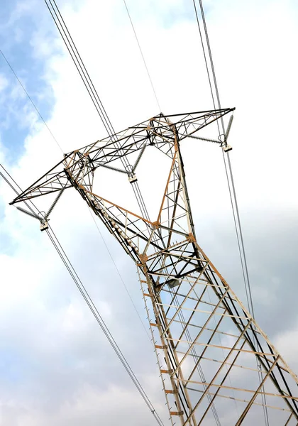 Elektrik kabloları olan yüksek voltaj pilonu — Stok fotoğraf