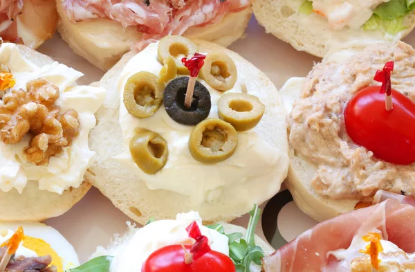 Buffé med smörgåsar med majonnäs och oliver på festen — Stockfoto