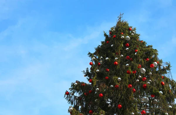 Weihnachtskugeln zum Dekorieren und eine große Weihnachtstanne — Stockfoto