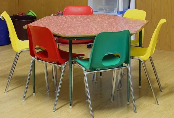 Stół z krzesłami w szkole podstawowej — Zdjęcie stockowe