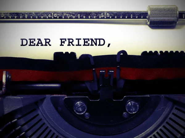 Texto Estimado amigo en la máquina de escribir vintage — Foto de Stock