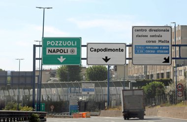 İtalyan trafik levhası Napoli veya Pozzuoli 'ye gidecek