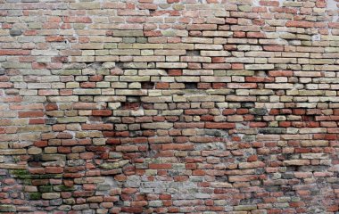 Eski duvarda eski kırmızı tuğlalar