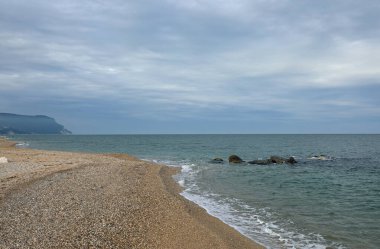 Adriyatik Denizi ve Monte Conero Ancona City yakınlarında arka planda 