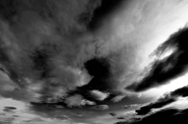 Siyah bulutlu dolgun gökyüzü