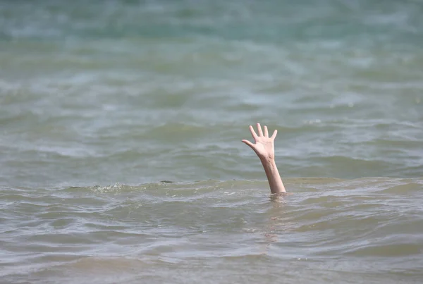 Chico preguntando SOS en el mar — Foto de Stock