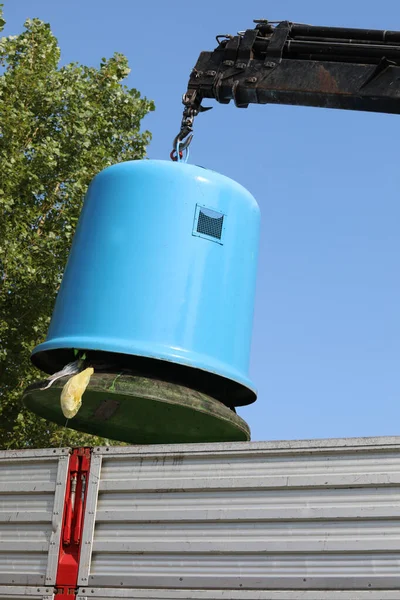 Опорожнение контейнера рециркуляционным материалом в муниципалитете — стоковое фото