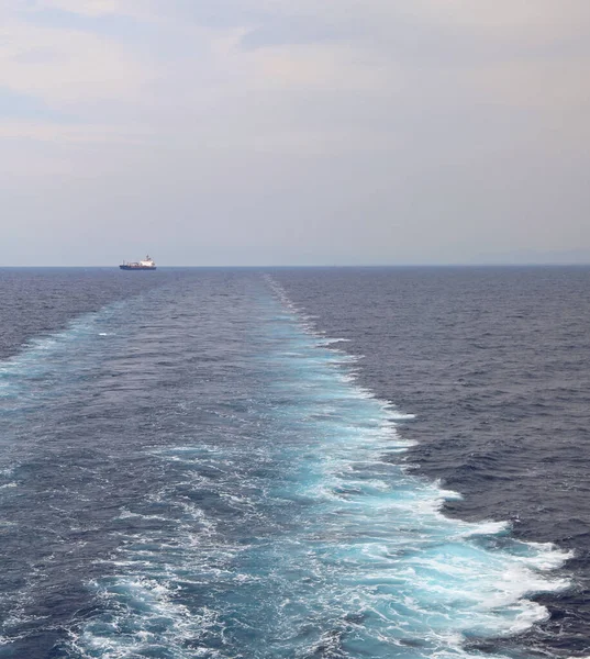 Wake of the cruise liner on the water of the Sea — ストック写真